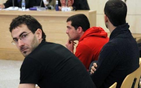 Jurdan Martitegi Lizaso, Arkaitz Goikoetxea Basabe e Iñigo Gutiérrez Carrillo, durante el juicio contra ellos en la Audiencia Nacional en 2014.