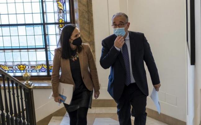 La concejala María Echávarri y el alcalde Maya, el lunes dirigiéndose a la presentación del presupuesto para 2022. La concejala María Echávarri y el alcalde Maya, el lunes dirigiéndose a la presentación del presupuesto para 2022.