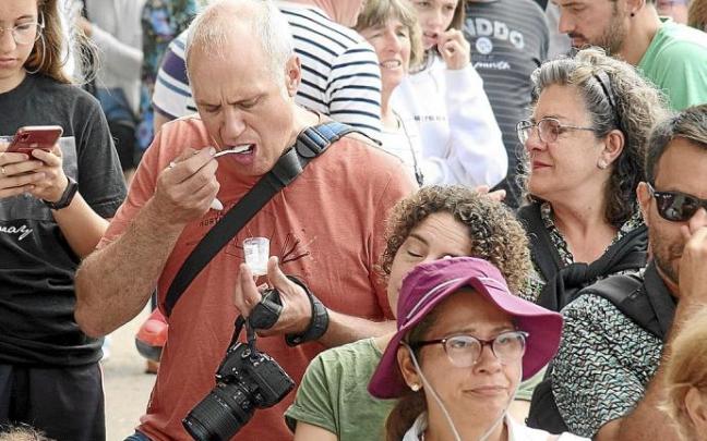Probando 'gaztanbera' (cuajada) durante la fiesta que Ultzama dedica al lácteo que la hace célebre.