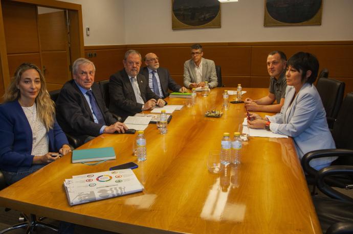 Reunión entre el PNV y Bildu de la ronda de contactos para negociar los presupuestos vascos.