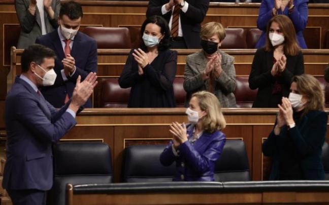 Pedro Sánchez es aplaudido tras la aprobación definitiva de los Presupuestos en el Congreso Pedro Sánchez es aplaudido tras la aprobación definitiva de los Presupuestos en el Congreso