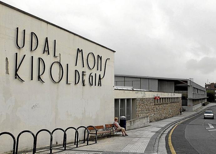 El polideportivo de Mons se cerrará lateralmente el próximo curso. Foto: N.G.