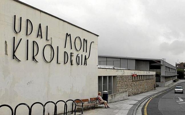 El polideportivo de Mons se cerrará lateralmente el próximo curso. Foto: N.G.