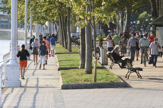 Ciudadanos de Bilbao caminan cerca de la ría