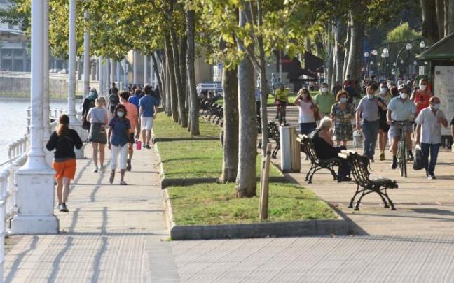 Ciudadanos de Bilbao caminan cerca de la ría