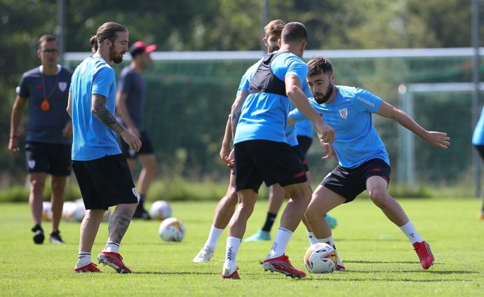 Muniain, Yeray y Unai López, durante un entrenamiento del Athletic en Suiza.