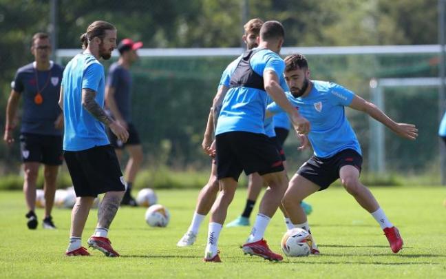 Muniain, Yeray y Unai López, durante un entrenamiento del Athletic en Suiza. Muniain, Yeray y Unai López, durante un entrenamiento del Athletic en Suiza.