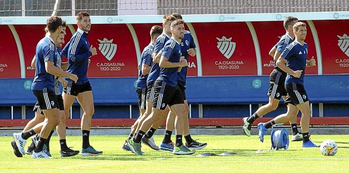 Varios jugadores de Osasuna, trotando sobre el césped de uno de los campos de Tajonar durante el liviano entrenamiento que el conjunto navarro completó el pasado sábado.