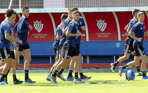 Varios jugadores de Osasuna, trotando sobre el césped de uno de los campos de Tajonar durante el liviano entrenamiento que el conjunto navarro completó el pasado sábado. Varios jugadores de Osasuna, trotando sobre el césped de uno de los campos de Tajonar durante el liviano entrenamiento que el conjunto navarro completó el pasado sábado.