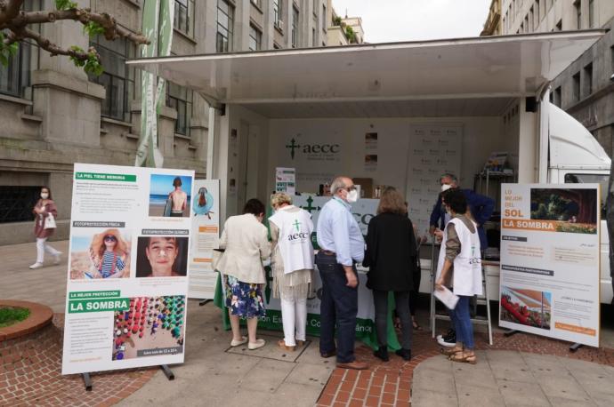 Uno de los stand de la AECC instalado en la plaza Moyúa de Bilbao