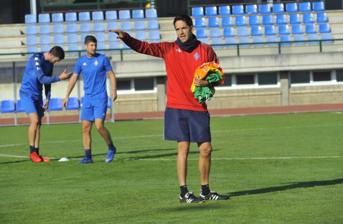 Iñigo Vélez de Mendizabal reparte instrucciones entre sus futbolistas.