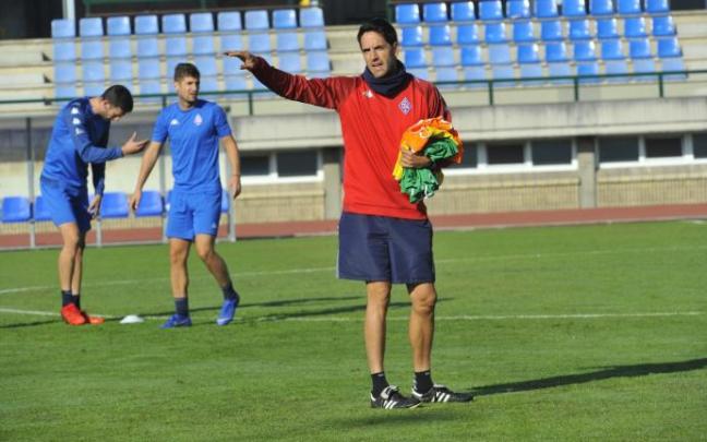 Iñigo Vélez de Mendizabal reparte instrucciones entre sus futbolistas. Iñigo Vélez de Mendizabal reparte instrucciones entre sus futbolistas.