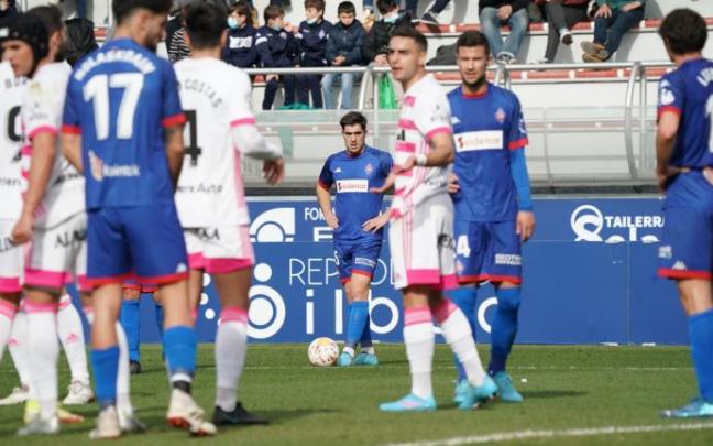 Larrazabal se dispone a sacar una falta ante el Oviedo. Larrazabal se dispone a sacar una falta ante el Oviedo.