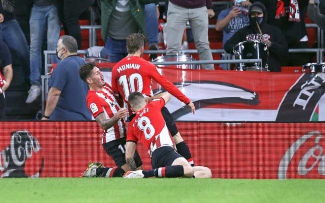 Vencedor y Sancet festejan con Muniain el tanto de este último, que supuso la victoria del Athletic sobre el Villarreal.