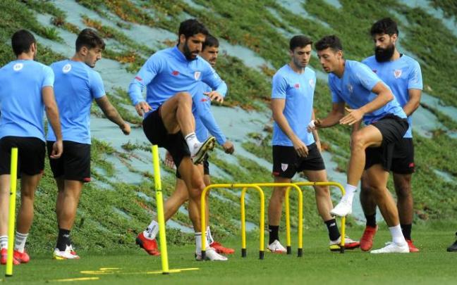 Los jugadores del Athletic, en un entrenamiento en Lezama. Los jugadores del Athletic, en un entrenamiento en Lezama.