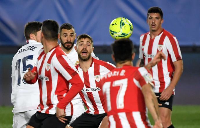 Yeray pugna por un balón con Benzema en la última visita del Athletic al Real Madrid en LaLiga.