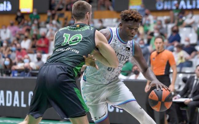 Ángel Delgado penetra a canasta ante la defensa de Vladimir Brodziansky.