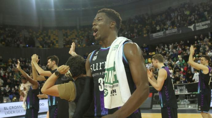 Ángel Delgado celebra la victoria de los 'hombres de negro' ante el Valencia Basket.