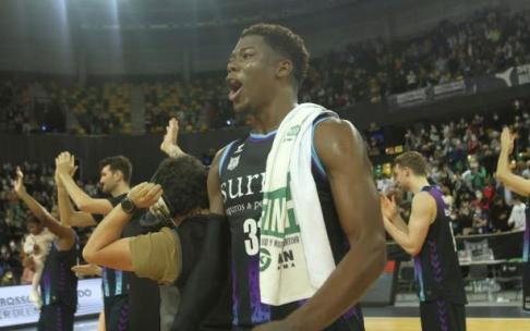 Ángel Delgado celebra la victoria de los 'hombres de negro' ante el Valencia Basket.