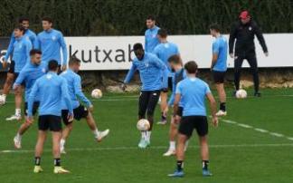 Iñaki Williams controla el balón durante la sesión del lunes en Lezama.