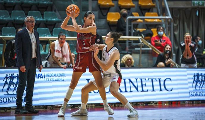 Belén Arrojo protege el balón en el partido ante el Virtus Bolonia.