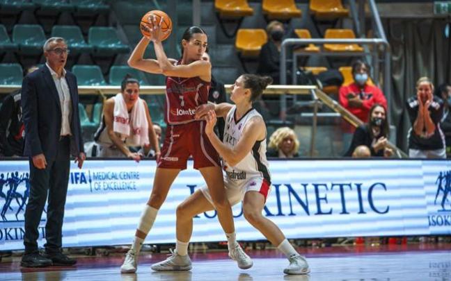 Belén Arrojo protege el balón en el partido ante el Virtus Bolonia. Belén Arrojo protege el balón en el partido ante el Virtus Bolonia.