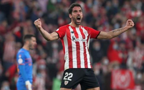 Raúl García celebra su gol anotado en el partido de ida de las semifinales de la Copa celebrado en San Mamés.