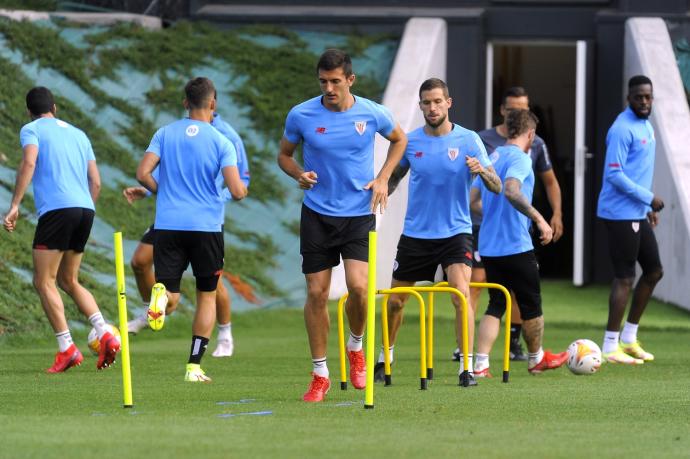 Dani Vivian e Iñigo Martínez, en primer plano, volverán a formar en el eje de la zaga del Athletic hoy ante el Valencia.