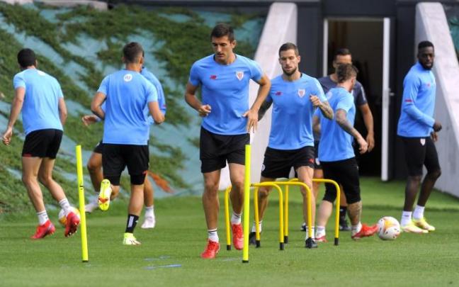 Dani Vivian e Iñigo Martínez, en primer plano, volverán a formar en el eje de la zaga del Athletic hoy ante el Valencia.