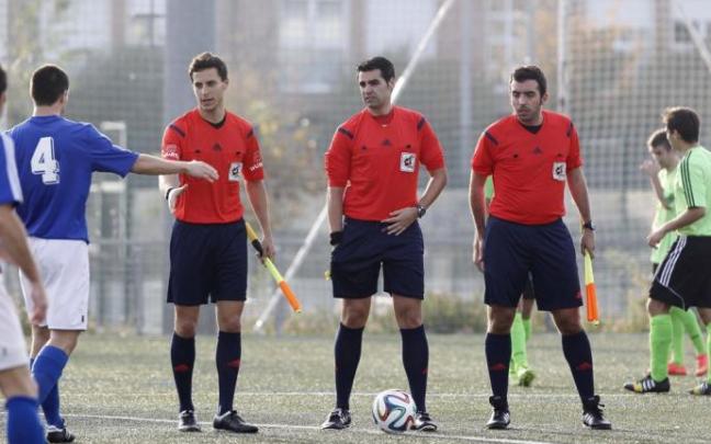 Iñigo Prieto (i), en un partido de Tercera División navarra, en 2014.