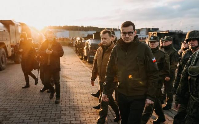 El primer ministro polaco con un grupo de soldados.