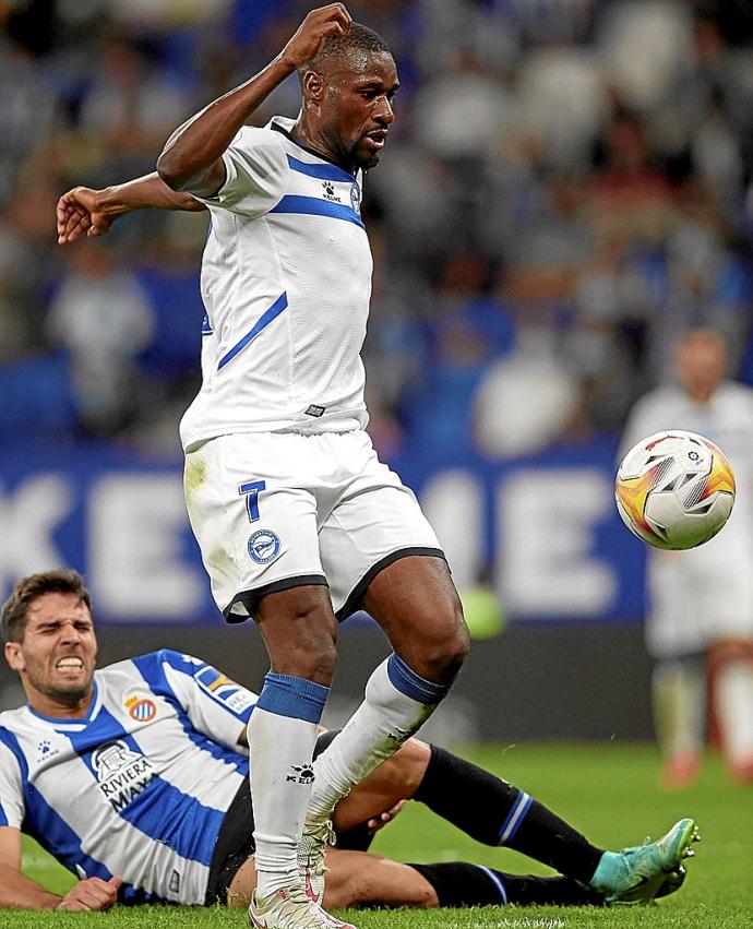 Sylla supera a Leandro Cabrera durante el partido frente al Espanyol de la presente temporada. Foto: Efe