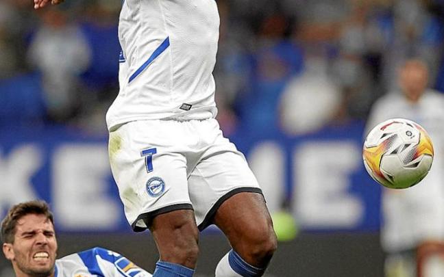 Sylla supera a Leandro Cabrera durante el partido frente al Espanyol de la presente temporada. Foto: Efe