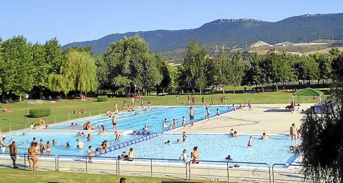 Personas disfrutando de las piscinas de Nanclares. Foto: Ayuntamiento Iruña de Oca