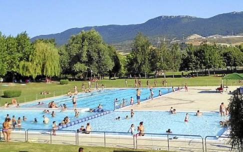 Personas disfrutando de las piscinas de Nanclares. Foto: Ayuntamiento Iruña de Oca