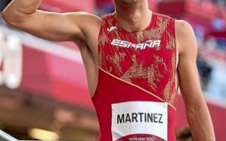 Asier Martínez, celebrando su sexto puesto en Tokio. Foto: RFEA