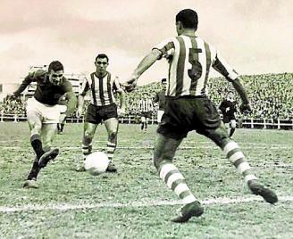 26 de febrero de 1961. Mendizorroza. Deportivo Alavés-CD Vitoria (2-2). De pie (izda. a dcha.): Eloy, Gorospe, San Emeterio, Basterrechea, Antón y Larzabal. Agachados (izda. a dcha.): Contrasta, Badiola, 'Achuri','Rafa' y 'Larrauri'. Foto: Archivo Municip