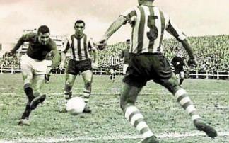 26 de febrero de 1961. Mendizorroza. Deportivo Alavés-CD Vitoria (2-2). De pie (izda. a dcha.): Eloy, Gorospe, San Emeterio, Basterrechea, Antón y Larzabal. Agachados (izda. a dcha.): Contrasta, Badiola, 'Achuri','Rafa' y 'Larrauri'. Foto: Archivo Municip
