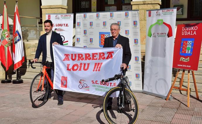 El alcalde de Loiu, Josu Andoni Begoña, y Miguel Madariaga, de Gela Pedagogikoa, en la presentación el proyecto deportivo.