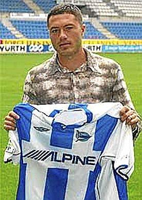 Adrian Bucurel Ilie jugó una temporada en el Deportivo Alavés, disputando veinticinco partidos oficiales y marcando seis goles. Foto: Archivo DNA y LP Fotógrafos