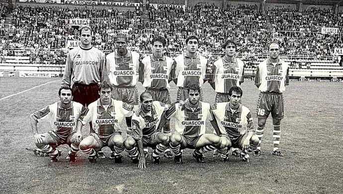 13 de septiembre de 1998. Estadio Carlos Tartiere. Real Oviedo-Deportivo Alavés (1-0). De pie (izda. a dcha.): 'Kike', Iván Rocha, Ibón Begoña, Albistegui, Morales y Desio. Agachados (izda. a dcha.): Pablo Gómez, Azkoitia, Karmona, Canabal y 'Sivori'.