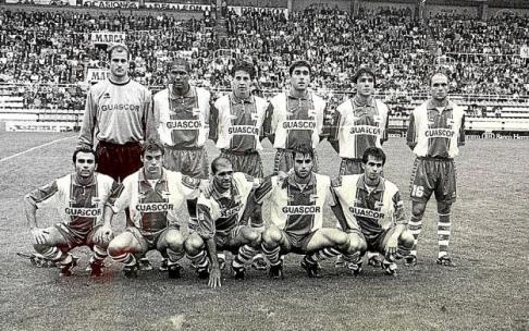13 de septiembre de 1998. Estadio Carlos Tartiere. Real Oviedo-Deportivo Alavés (1-0). De pie (izda. a dcha.): 'Kike', Iván Rocha, Ibón Begoña, Albistegui, Morales y Desio. Agachados (izda. a dcha.): Pablo Gómez, Azkoitia, Karmona, Canabal y 'Sivori'.
