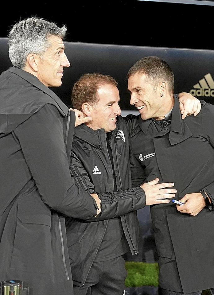 Saludo entre Imanol Alguacil, Jagoba Arrasate y Mikel Labaka antes del partido de ayer.