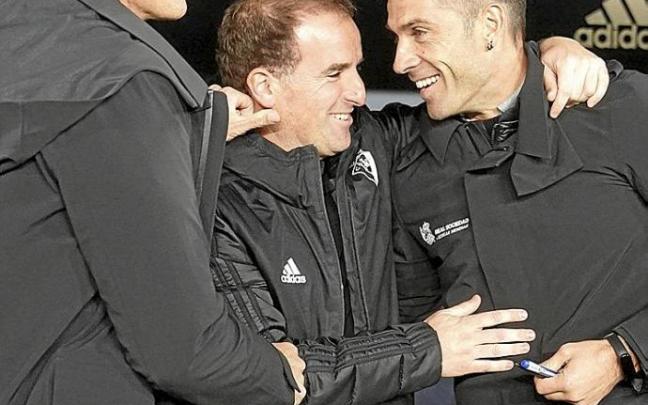 Saludo entre Imanol Alguacil, Jagoba Arrasate y Mikel Labaka antes del partido de ayer.