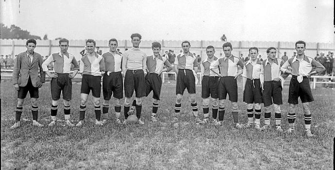 Un equipo del Deportivo Alavés de 1925 en Mendizorroza, en el que se aprecian varios de los albiazules que jugaron en Durango el 13 de diciembre de 1925: Ciriaco, Quincoces, Antero o Crespo.