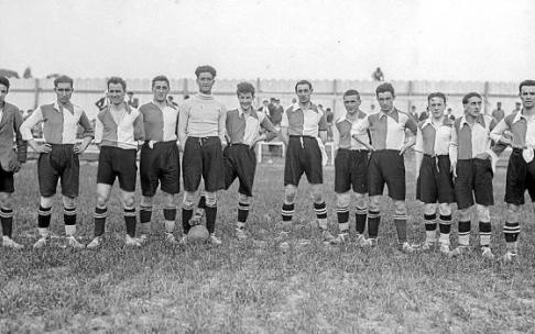 Un equipo del Deportivo Alavés de 1925 en Mendizorroza, en el que se aprecian varios de los albiazules que jugaron en Durango el 13 de diciembre de 1925: Ciriaco, Quincoces, Antero o Crespo.
