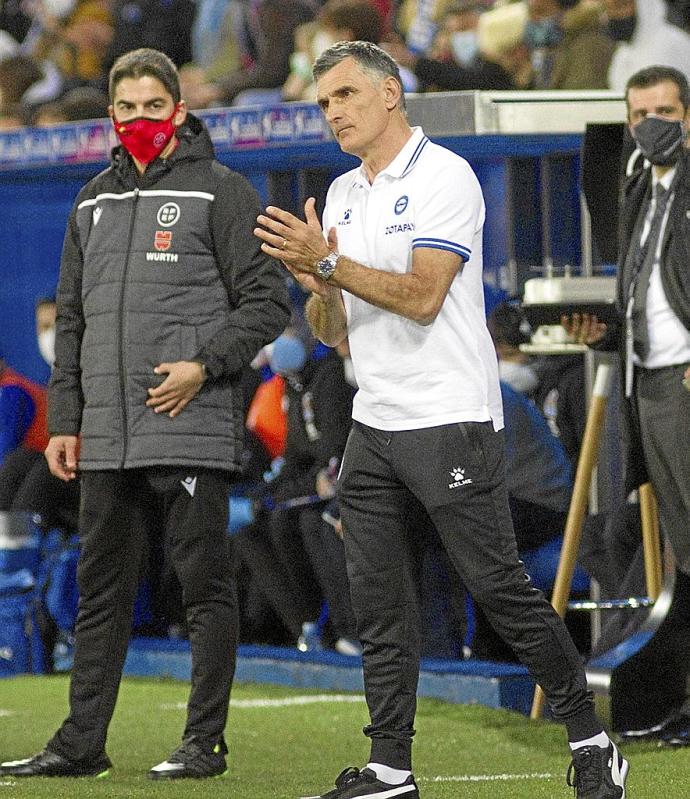 José Luis Mendilibar aplaude a sus pupilos durante el último derbi entre el Alavés y la Real Sociedad en Mendizorroza. Foto: Josu Chavarri