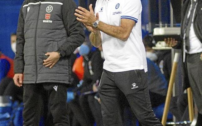 José Luis Mendilibar aplaude a sus pupilos durante el último derbi entre el Alavés y la Real Sociedad en Mendizorroza. Foto: Josu Chavarri