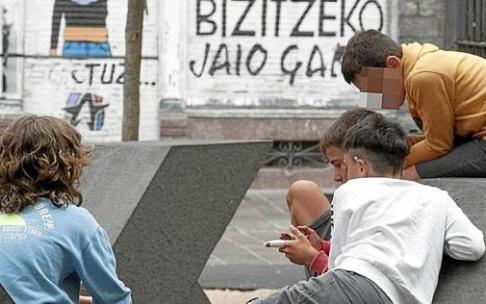 Varios jóvenes mirando un móvil. Foto: Josu Chavarri Varios jóvenes mirando un móvil. Foto: Josu Chavarri