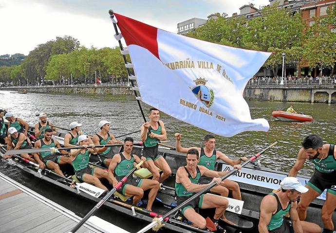 Los remeros de Kaiku celebran la victoria del domingo en Bilbao. Foto: Oskar González